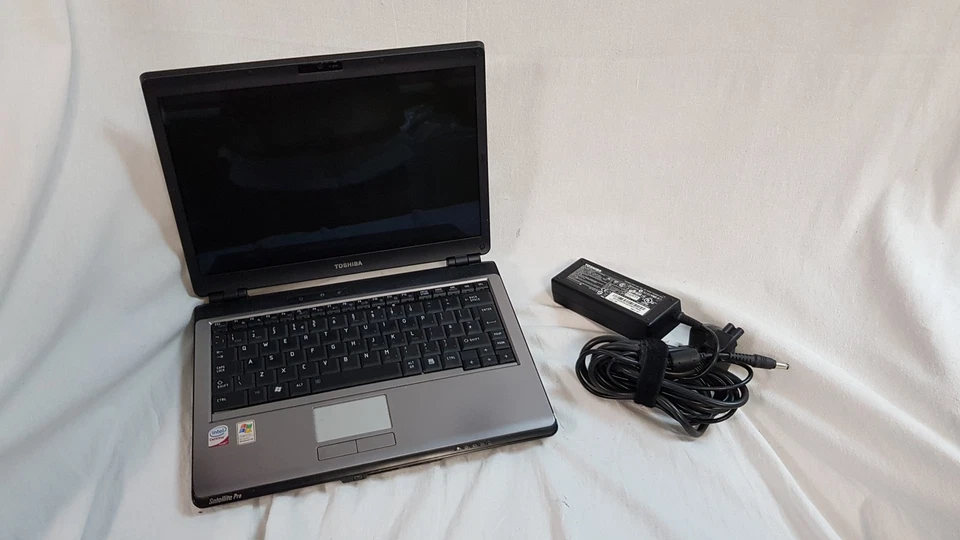 Toshiba satellite pro u300 13.3" Laptop Intel Core 2 Duo T5450 2GB 320GB, NO OS - Image 1 of 4