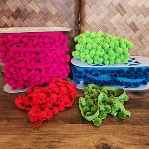 Lotto frange bordo pompon rosa blu verde rosso 24+ iarde artigianato decorazione abbigliamento - Foto 1 di 8