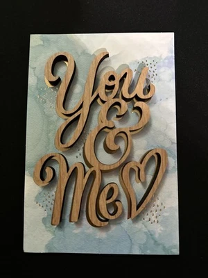 TARJETA DE ANIVERSARIO “TÚ Y YO” / LETRAS DE MADERA ADORNAN FRENTE / ÚNICA Y BONITA Foto 1 de 2