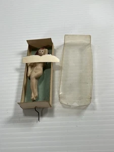 Haremstänzerin, die sich mit Kurbel am Boden bewegt 1940’s Exotic Vintage Rubber Moves - Bild 1 von 9