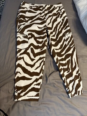 Chico's Brown & White Animal Print Cropped Cuffed Cargo Pants Size 0.5 Capris - Image 1 of 4