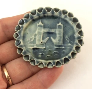 Vintage Rare Unusual Tower Bridge London Ceramic Glazed Pottery Brooch Souvenir - Picture 1 of 6