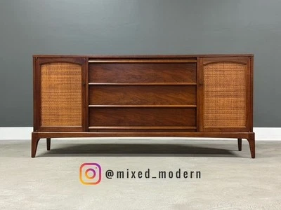 "Credenza de Lane Rhythm 66"" de nogal acabado" Foto 1 de 4