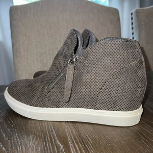 Madden Girl Click Wedge Sneaker Damenschuhe Größe 7 dunkelgrau sichtbarer Reißverschluss - Bild 1 von 4