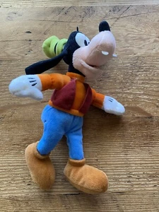 Disney Goofy Peluche Animal Talla 10” Sentado Feliz Rojo Naranja Azul Nuevo - Imagen 1 de 3