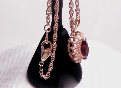 COLLAR VINTAGE ~ PÚRPURA CLARO/CIRUELA con pedrería blanca ~ cadena color oro. Foto 1 de 4