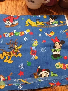 Blau Weihnachten Disney Stoff CP18793 Mickeys Toy Shoppe - Bild 1 von 3