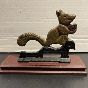 Cast Iron Squirrel & Acorn Nut Cracker w/Wooden Base Brown/Black ๐ฅ - Picture 1 of 6