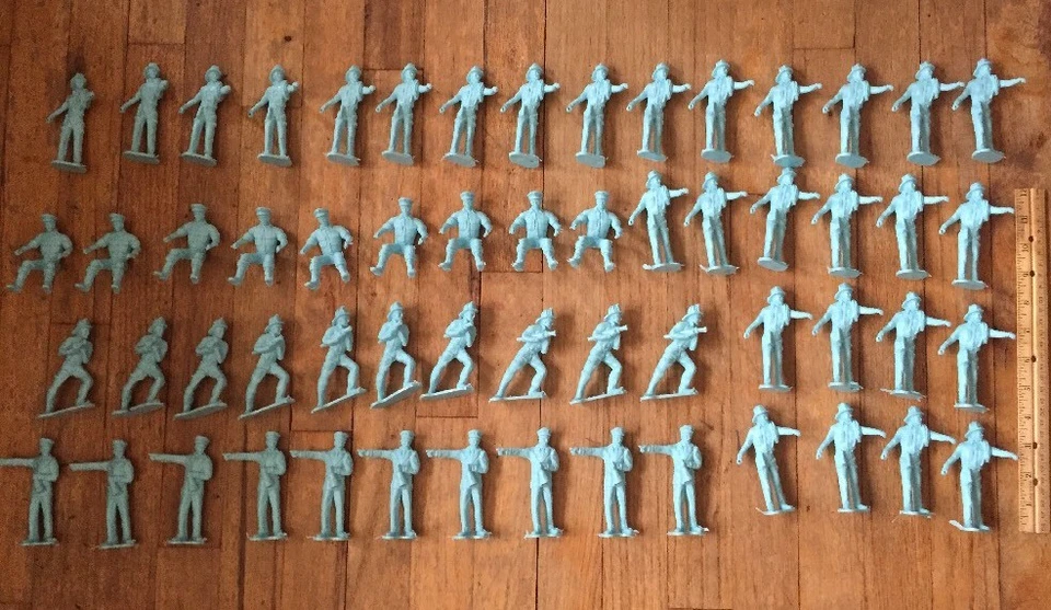 Lote De 58 Figuras De Bomberos Y Policías De Colección Plástico Azul 3 1/2 Pulgadas Foto 1 de 4