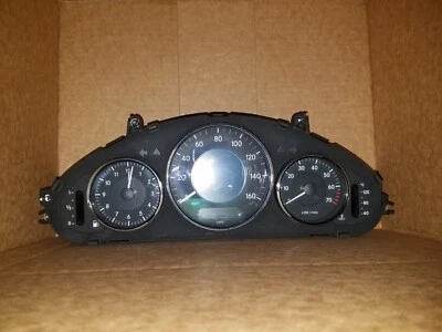 Cuadro de instrumentos odómetro velocímetro mercedes cls500 cls550 2005 a 2008 120 k Foto 1 de 4
