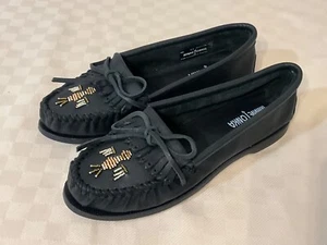 Scarpe slip on Minnetonka donna Thunderbird Moc nero argento e bronzo 9,5 M nuove con scatola - Foto 1 di 18