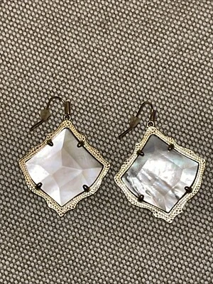 Pendientes Kendra Scott Kirsten Perla Blanca Abulón Chapados en Oro Amarillo Foto 1 de 4