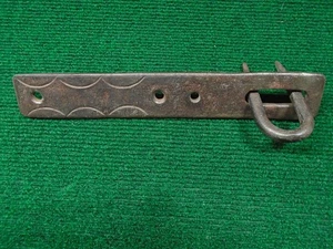 PESTILLO DE GRANERO/PUERTA FORJADO A MANO DE LA ERA COLONIAL con DECORACIÓN - ¡IMPRESIONANTE!  (42106) - Imagen 1 de 4