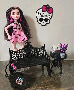 Monster High Draculaura Bite in the Park Doll & Accessories  - Picture 1 of 17