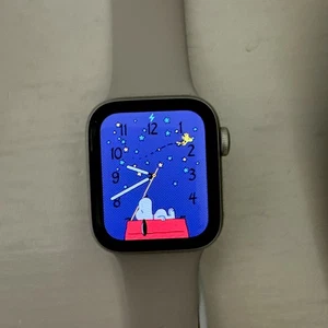 Apple Watch•SE•Boitier aluminium 40 mm•Verre ion-x•GPS•LTE•Étanche 50 mètres - Photo 1 sur 5