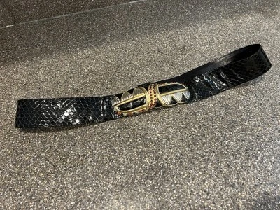 Cinturón para mujer Judith Leiber negro de piel de serpiente con hebilla dorada con joyas talla única Foto 1 de 4