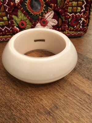 Pulseira grande robusta cor marfim início dos anos 2000 Nine West - Imagem 1 de 4