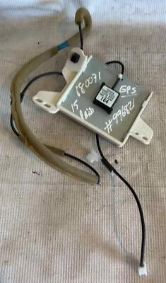 Toyota Prius C 2015 montaje de antena GPS usado OEM Foto 1 de 3