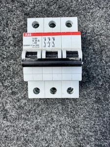 Disyuntor ABB S203U-K30 3P 30A - Imagen 1 de 6