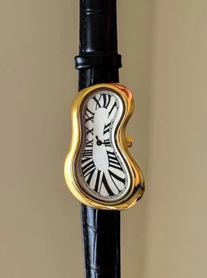 Reloj blando dorado inspirado en Exaequo con correa de cuero negro estilo Salvador Dalí - Imagen 1 de 4