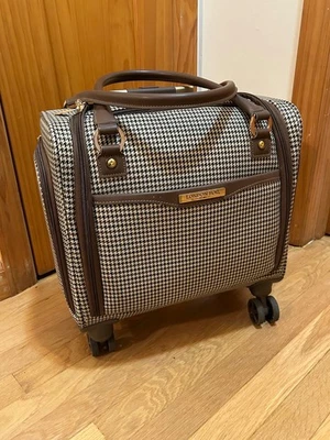 London Fog Cambridge 16”in travel carry on bag underseater - Image 1 of 4