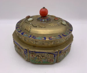 Carrito de té chino vintage caja repousse latón esmalte relieve piedras de jade - Imagen 1 de 10