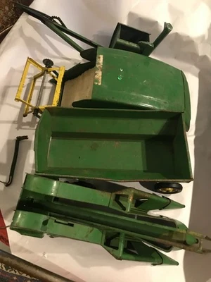 VINTAGE 1950 JOHN DEERE FARM EQUIPMENT Colheitadeira de Milho e Reboque - Imagem 1 de 4