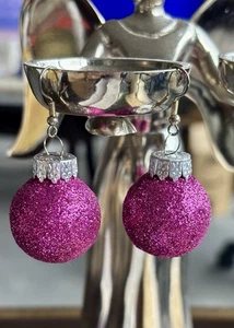 Orecchini pendenti natalizi vetro viola ornamento bulbo traforato tono argento 1,25" - Foto 1 di 2