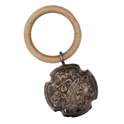 Ancien Hochet Bébé en Argent Massif à Décor de Trèfle à 4 Feuilles vers 1900 - Photo 1/4