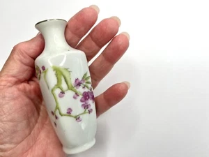 Vintage unmarkiert Porzellan 4-seitige Vase Lavendel 4" - Bild 1 von 5
