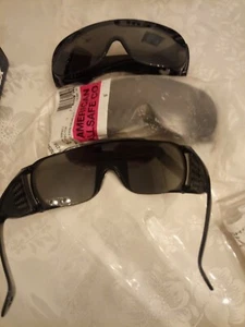  SET/3 UNISPEC 2 Schutzbrillen mit klarem schwarzem Gestell 99% SCHUTZ AUS UV - Bild 1 von 3