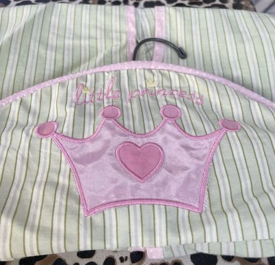 SACO DE FRALDAS PENDURADO PRINCESA PEQUENA LISTRAS VERDES BEBÊ com ATAQUES ROSA SUPER FOFO - Imagem 1 de 3