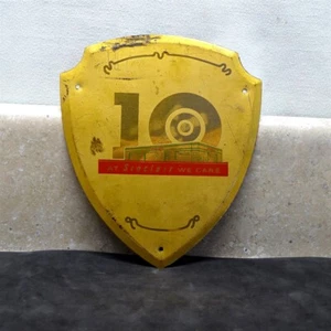 Vintage Sinclair Oil Gasoline Station Sign-Badge "We Care" 10 Year, 6" - Imagen 1 de 6