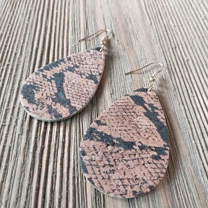 Boho Cowgirl braun schwarz Schlangenmuster Kork Tropfen Ohrhänger Haken Ohrringe - Bild 1 von 5