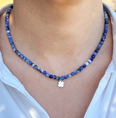 Sodalith Halskette – 4mm Perlen, Kleeblatt Anhänger, Handgefertigter Schmuck - Bild 1 von 4