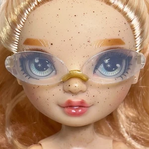 Rainbow High Nuevos Amigos Pinkly Paige Muñeca Conjunto Gafas Transparentes Marcos Dorados - Imagen 1 de 7