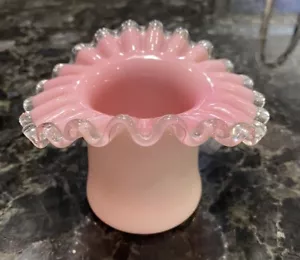De colección. Jarrón Fenton Art Glass blanco y rosa plata con cresta borde con volantes sombrero de copa 3,5" - Imagen 1 de 10
