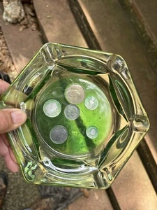 Grüner Glas Aschenbecher 6 Münzen Italien Französisch Großbritannien 1943 - 1969 - Bild 1 von 24
