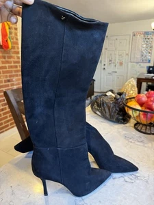 Larroude spitz zulaufende schwarze Damenstiefel aus Wildleder Größe 8 - Bild 1 von 7