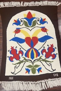 PA niederländisch afghanisch Handarbeit Vintage Überwurf 1981 Hex Schild Vogel Herz Wandbehang 59x45 - Bild 1 von 21