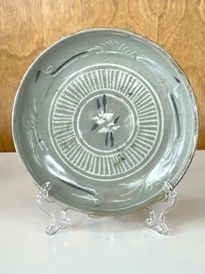 Placa incrustada Celadon coreana período Goryeo Foto 1 de 4