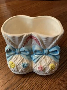 VTG ARDCO BLU/WHITE 3 1/2" CERAMIC DOUBLE BABY BOOTIES NURSERY PLANTER/POT-JAPAN - Imagen 1 de 5