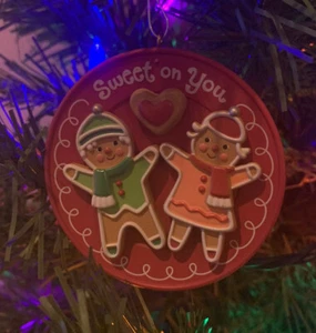 2014 HALLMARK WEEEPSAKE ORNAMENTO ""SWEET ON YOU"" WHEN IT'S LOVE - NUEVO EN CAJA" - Imagen 1 de 5
