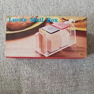 NEU UND VERPACKT Neu aus altem Lagerbestand Vintage durchsichtiger Plexiglas Briefkasten Salz- und Pfefferstreuer Zahnstocher Halter Küche - Bild 1 von 4