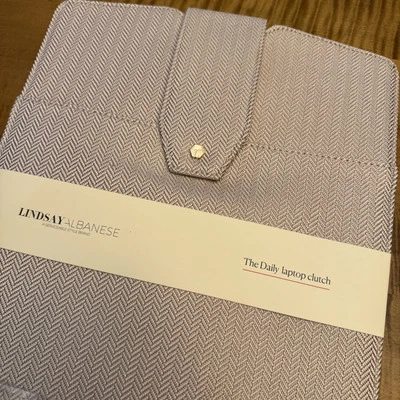 LINDSAY ALBANESE EDICIÓN LIMITADA The Daily Laptop Estuche sin asas 15 X 10,5  Foto 1 de 4