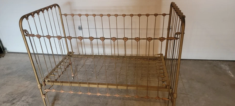 Antigua cama/cuna victoriana de hierro fundido ornamentada.   Dorado dorado.   Con resortes Foto 1 de 4