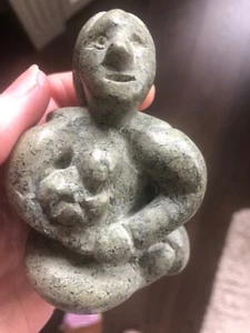Old Inuit carving Mother breast feeding baby - Foto 1 di 12