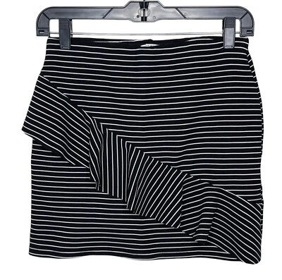 Falda Zara Mujer Pequeña Mini Elástica Volantes Tirar de Rayas Negra Blanca Informal Foto 1 de 4
