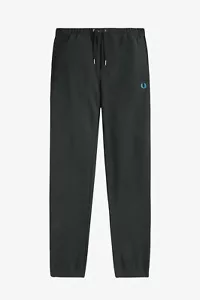 🔵Fred Perry Pantaloni in Felpa T5505 W64 - Verde Notte/Ocean Uomo NewFW24/25 - Imagen 1 de 5
