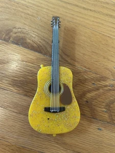 HANNAH MONTANA GELBES GITARRENSPIELZEUG OHNE GURT PUPPENZUBEHÖR - Bild 1 von 2